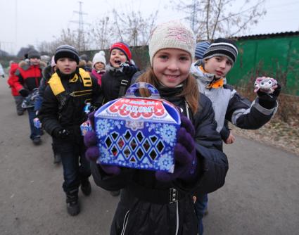 Девочка держит в руках новогодний подарок.  09 декабря  2011 года.