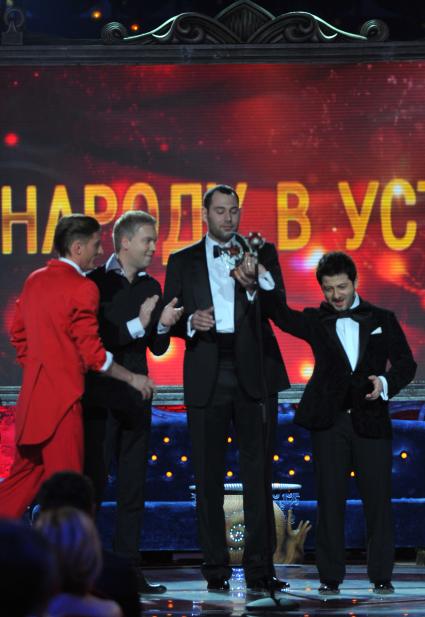 Comedy Club вручил новогодние награды. На снимке: резиденты COMEDY CLUB Михаил Галустян, Павел Воля, Сергей Светлаков и Семен Слепаков. 07 декабря 2011 года.