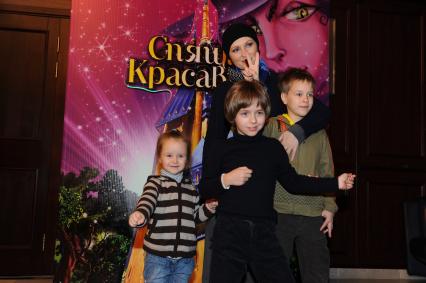 Премьера ледового мюзикла СПЯЩАЯ КРАСАВИЦА. На снимке: актриса Елена Ксенофонтова с сыном Тимофеем (в центре). 16 декабря 2011 года.