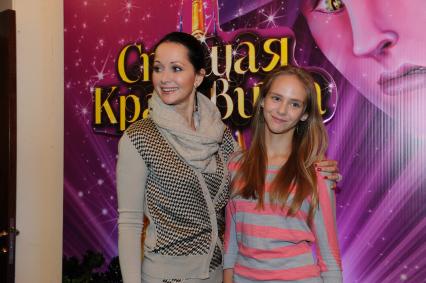 Премьера ледового мюзикла СПЯЩАЯ КРАСАВИЦА. На снимке: актриса Ольга Кабо с дочкой Таней. 16 декабря 2011 года.