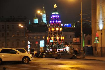 Ель возле библиотеки им.Ленина. 19 декабря 2011 года.