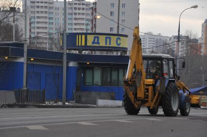 Пост ДПС на выезде из Москвы. На снимке: трактор едет по дороге. 13 декабря 2011 года.