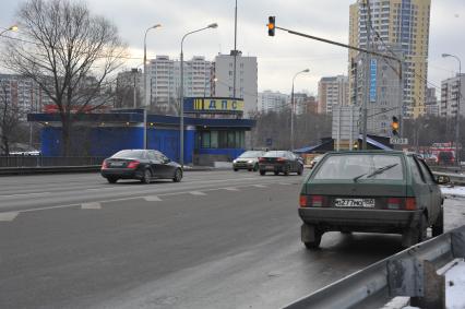 Пост ДПС на выезде из Москвы. На снимке: Машины проезжают мимо поста ДПС. 13 декабря 2011 года.