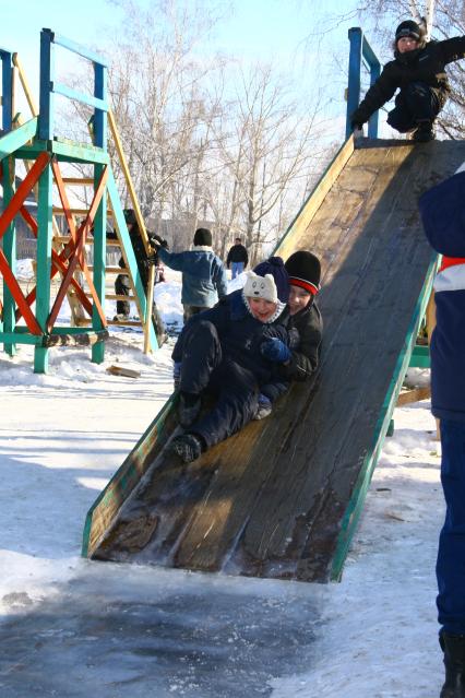 Дети катаются с горки. 7 января 2010 года.