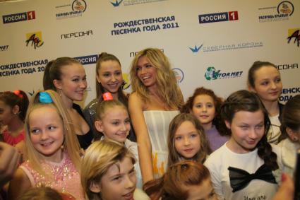 Церемония вручения премии \"Песенка года 2011\". На снимке певица Вера Брежнева (в ценетре). 07 декабря 2011 года.
