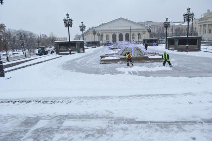 Жанровая фотография. Зима в городе. На снимке:  дворники убирают снег на Манежной площади. Москва. 21 декабря  2011 года.