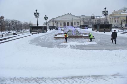 Жанровая фотография. Зима в городе. На снимке:  дворники убирают снег на Манежной площади. Москва. 21 декабря  2011 года.