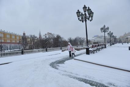 Жанровая фотография. Зима в городе. На снимке: прогулка с мамой. Москва. 21 декабря  2011 года.