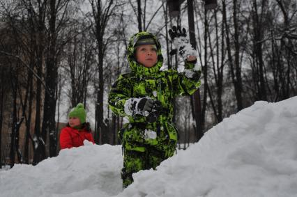 Прогулка зимой. Ребенок у сугроба.  Москва. 21 декабря  2011 года.