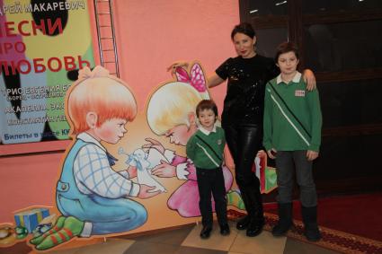 Актриса Алика Смехова с детьми во время посещения развлекательного шоу. 07 декабря 2011 года.