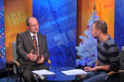 Михаил Королюк - начальник отдела управления инвестициями ИФК СОЛИД и Ведущий (справа): Евгений Беляков . корреспондент отдела экономики КП. В ИД КП. 21 декабря 2011 года.