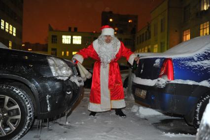 Жанровая фотография. Дед Мороз и автомобили. 21 декабря  2011 года.