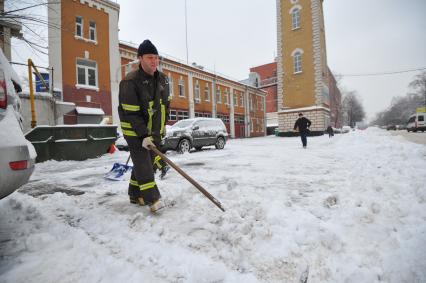 Пожарные чистят снег возле пожарной части. 22 декабря 2011 года.