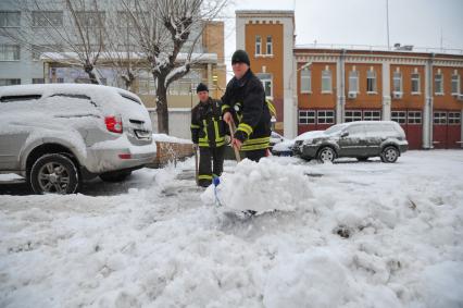 Пожарные чистят снег возле пожарной части. 22 декабря 2011 года.