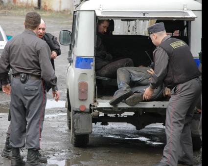 Сотрудники правоохранительных органов во время задержания пьяных мужчин. Кемеровская область. 22 января 2005 года.