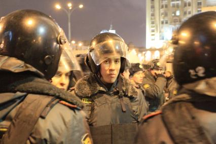 Полицейский в шлеме. 7 декабря 2011