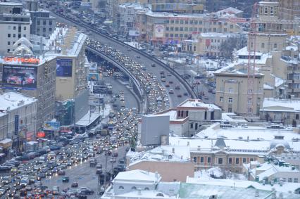 Мегаполис. Проблемы автомобильного движения. На снимке: плотный автомобильный поток на дороге. 24 екабря  2011 года.