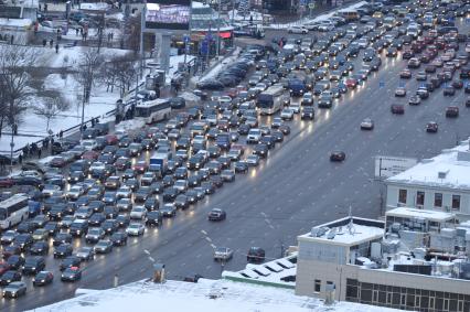 Мегаполис. Проблемы автомобильного движения. На снимке: плотный автомобильный поток на дороге. 24 декабря  2011 года.