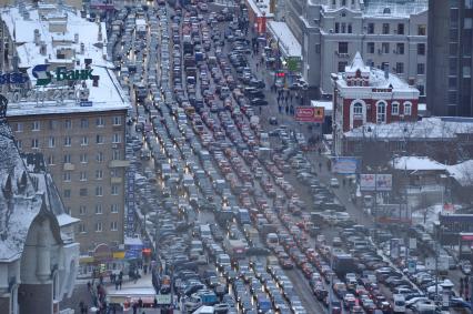 Мегаполис. Проблемы автомобильного движения. На снимке: плотный автомобильный поток на дороге. 24 екабря  2011 года.