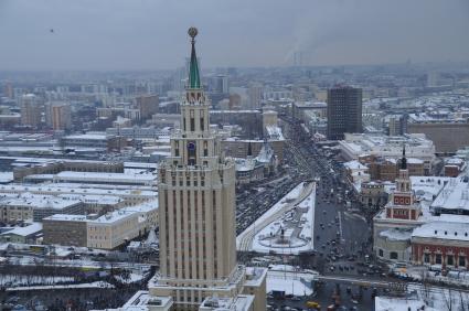 Мегаполис. Проблемы автомобильного движения. На снимке: плотный автомобильный поток на дороге. 24 екабря  2011 года.