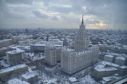 Мегаполис.  На снимке: высотный жилой дом. 24 екабря  2011 года.