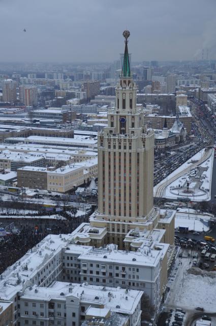 Мегаполис. Проблемы автомобильного движения. На снимке: плотный автомобильный поток на дороге. 24 екабря  2011 года.