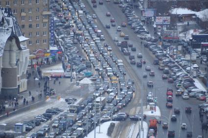 Мегаполис. Проблемы автомобильного движения. На снимке: плотный автомобильный поток на дороге. 24 екабря  2011 года.