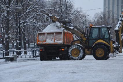 Автомашины службы коммунального хозяйства во время уборки снега в городе. 22 декабря  2011 года.