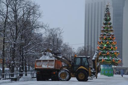 Автомашины службы коммунального хозяйства во время уборки снега в городе. 22 декабря  2011 года.