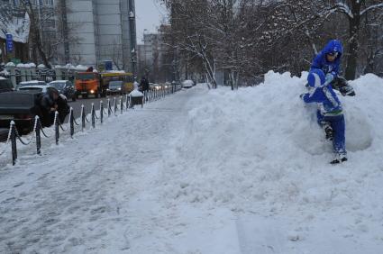 Зима в городе. На снимке: дети играют на снежном сугробе. 22 декабря  2011 года.