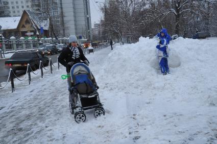 Зима в городе. На снимке: дети играют на снежном сугробе. 22 декабря  2011 года.