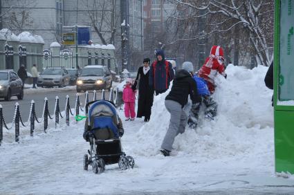 Зима в городе. На снимке: дети играют на снежном сугробе. 22 декабря  2011 года.