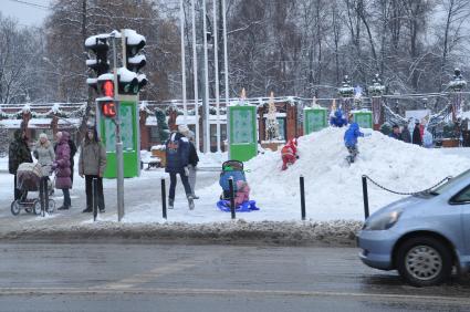 Зима в городе. На снимке: дети играют на снежном сугробе. 22 декабря  2011 года.