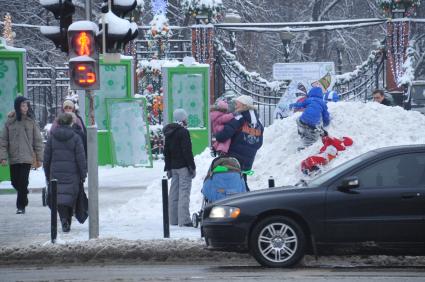 Зима в городе. На снимке: дети играют на снежном сугробе. 22 декабря  2011 года.