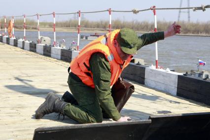 Остров Большой Уссурийский. Пограничная зона российско-китайской границы. Укрепрайон. соединение секции моста после прохода судов.  05 мая 2011 года.