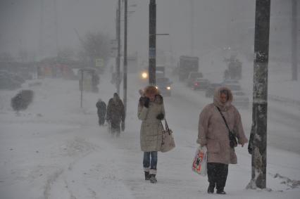 Москва. Снегопад. Люди. Прохожие.  26 декабря 2011 года.