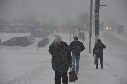 Москва. Снегопад. Люди. Прохожие.  26 декабря 2011 года.