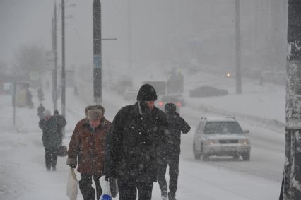 Москва. Снегопад. Люди. Прохожие.  26 декабря 2011 года.