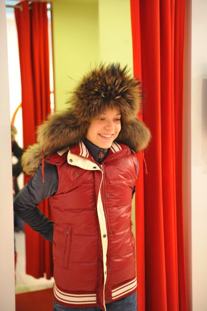 Магазин Bosco Sport в ГУМе. Экипировка российской фигуристки Аделины Сотниковой к зимним юношеским олимпийским играм. На снимке: Аделина Сотникова примеряет зимнюю шапку. 21 декабря 2011 года.