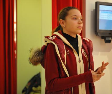 Магазин Bosco Sport в ГУМе. Экипировка российской фигуристки Аделины Сотниковой к зимним юношеским олимпийским играм. На снимке: Аделина Сотникова. 21 декабря 2011 года.