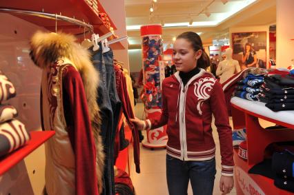 Магазин Bosco Sport в ГУМе. Экипировка российской фигуристки Аделины Сотниковой к зимним юношеским олимпийским играм. На снимке: Аделина Сотникова. 21 декабря 2011 года.