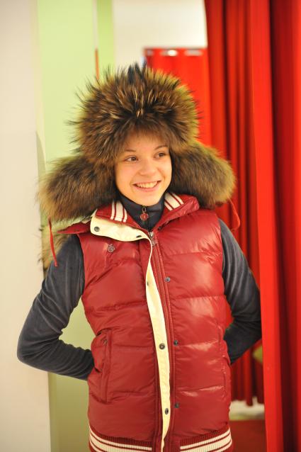 Магазин Bosco Sport в ГУМе. Экипировка российской фигуристки Аделины Сотниковой к зимним юношеским олимпийским играм. На снимке: Аделина Сотникова примеряет зимнюю шапку. 21 декабря 2011 года.