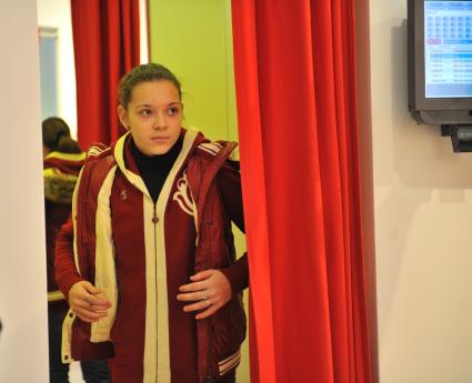 Магазин Bosco Sport в ГУМе. Экипировка российской фигуристки Аделины Сотниковой к зимним юношеским олимпийским играм. На снимке: Аделина Сотникова в примерочной кабине. 21 декабря 2011 года.