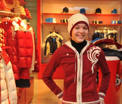 Магазин Bosco Sport в ГУМе. Экипировка российской фигуристки Аделины Сотниковой к зимним юношеским олимпийским играм. На снимке: Аделина Сотникова. 21 декабря 2011 года.