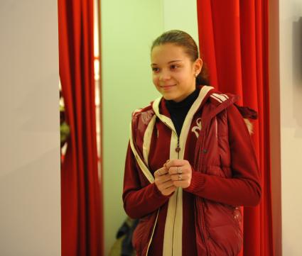 Магазин Bosco Sport в ГУМе. Экипировка российской фигуристки Аделины Сотниковой к зимним юношеским олимпийским играм. На снимке: Аделина Сотникова. 21 декабря  2011 года.