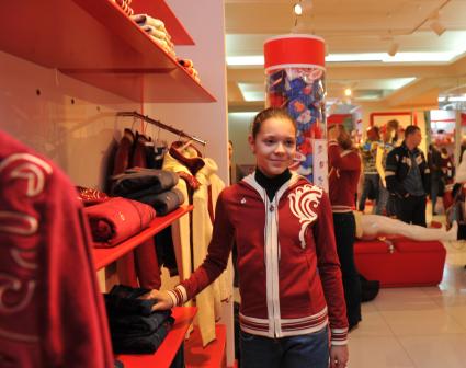 Магазин Bosco Sport в ГУМе. Экипировка российской фигуристки Аделины Сотниковой к зимним юношеским олимпийским играм. На снимке: Аделина Сотникова. 21 декабря  2011 года.