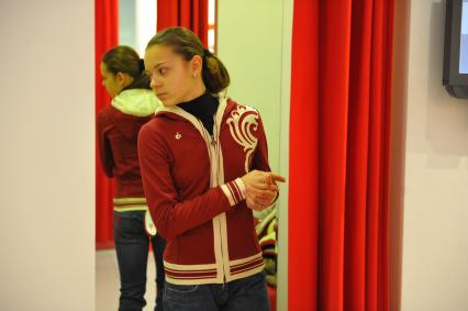 Магазин Bosco Sport в ГУМе. Экипировка российской фигуристки Аделины Сотниковой к зимним юношеским олимпийским играм. На снимке: Аделина Сотникова в примерочной кабине. 21 декабря  2011 года.