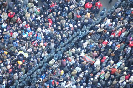 Участники митинга оппозиции ЗА ЧЕСТНЫЕ ВЫБОРЫ на проспекте Сахарова. 24 декабря 2011 года.