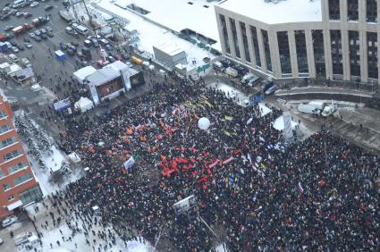 Участники митинга оппозиции ЗА ЧЕСТНЫЕ ВЫБОРЫ на проспекте Сахарова.  24 декабря  2011 года.