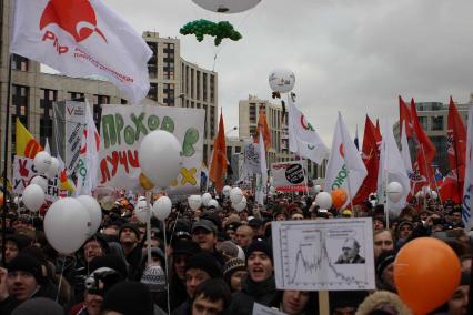 Участники митинга оппозиции ЗА ЧЕСТНЫЕ ВЫБОРЫ на проспекте Сахарова. 24 декабря 2011 года.